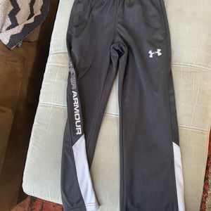 Boys Under Armour loose fit pants (YXS)